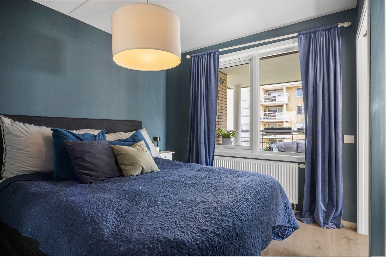 Romslig hovedsoverom med god plass til dobbeltseng, nattbord og garderobe. Galleribilde