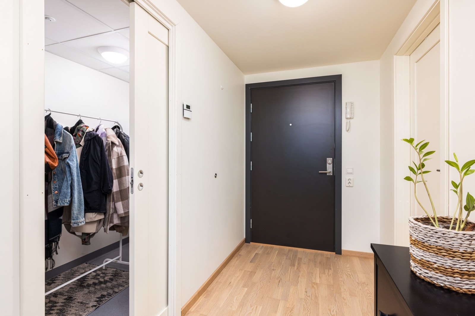 Velkommen inn i en lys entré! Galleribilde