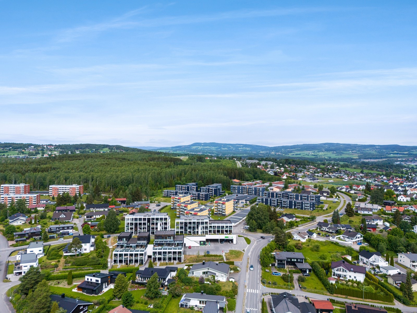 Fra eiendommen er det kort avstand til flotte rekreasjonsmuligheter i Klukhagan eller langs Mjøspromenaden. Galleribilde
