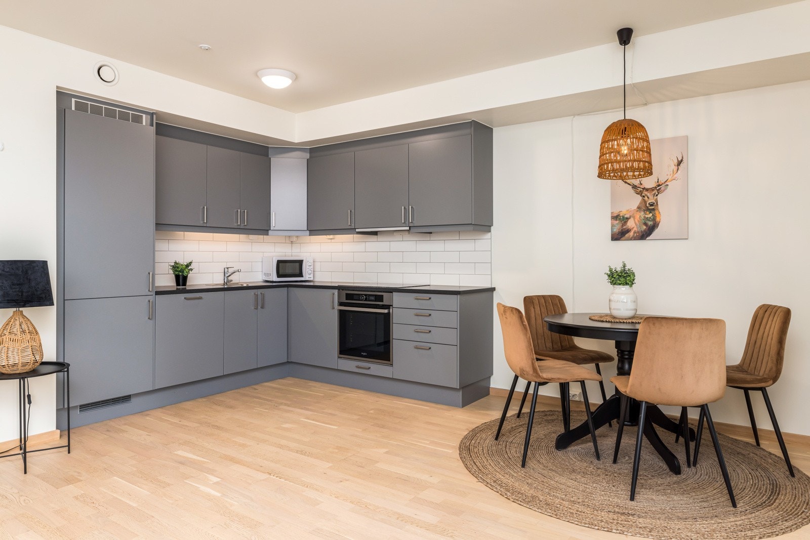 Kjøkkeninnredningen har integrert platetopp, komfyr, oppvaskmaskin og kjøle- og fryseskap. Galleribilde