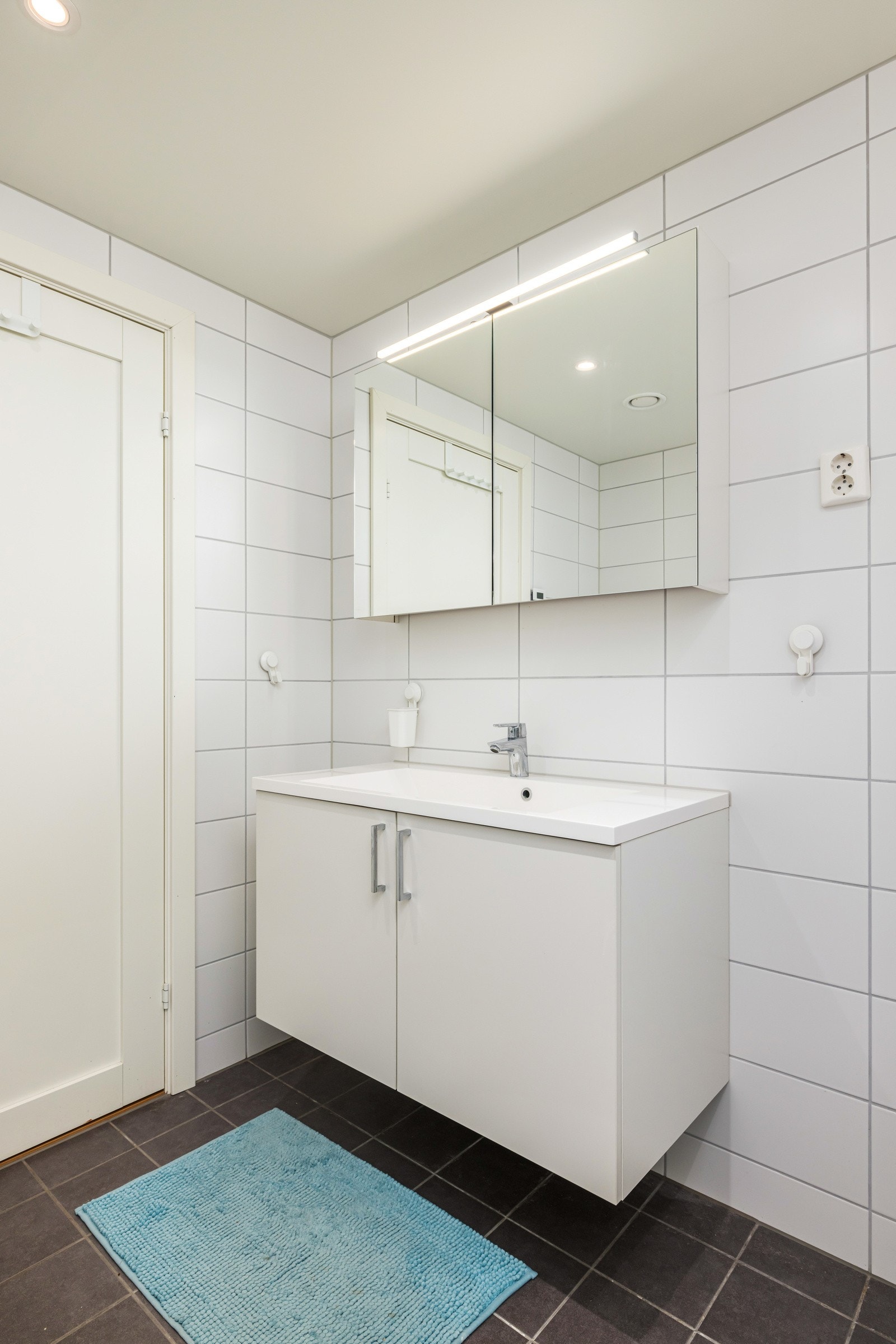 Badet har fliser på vegger & gulv. Galleribilde