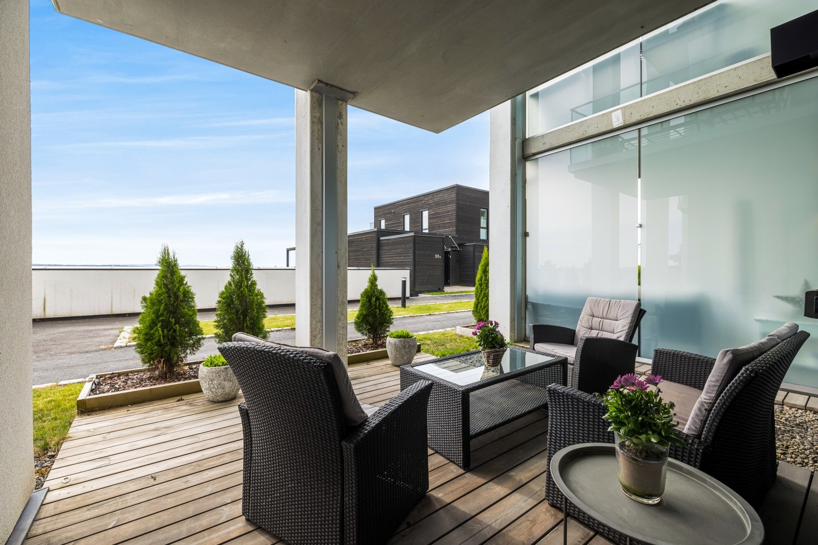 Fra stuen er det utgang til en takoverbygget terrasse. Galleribilde