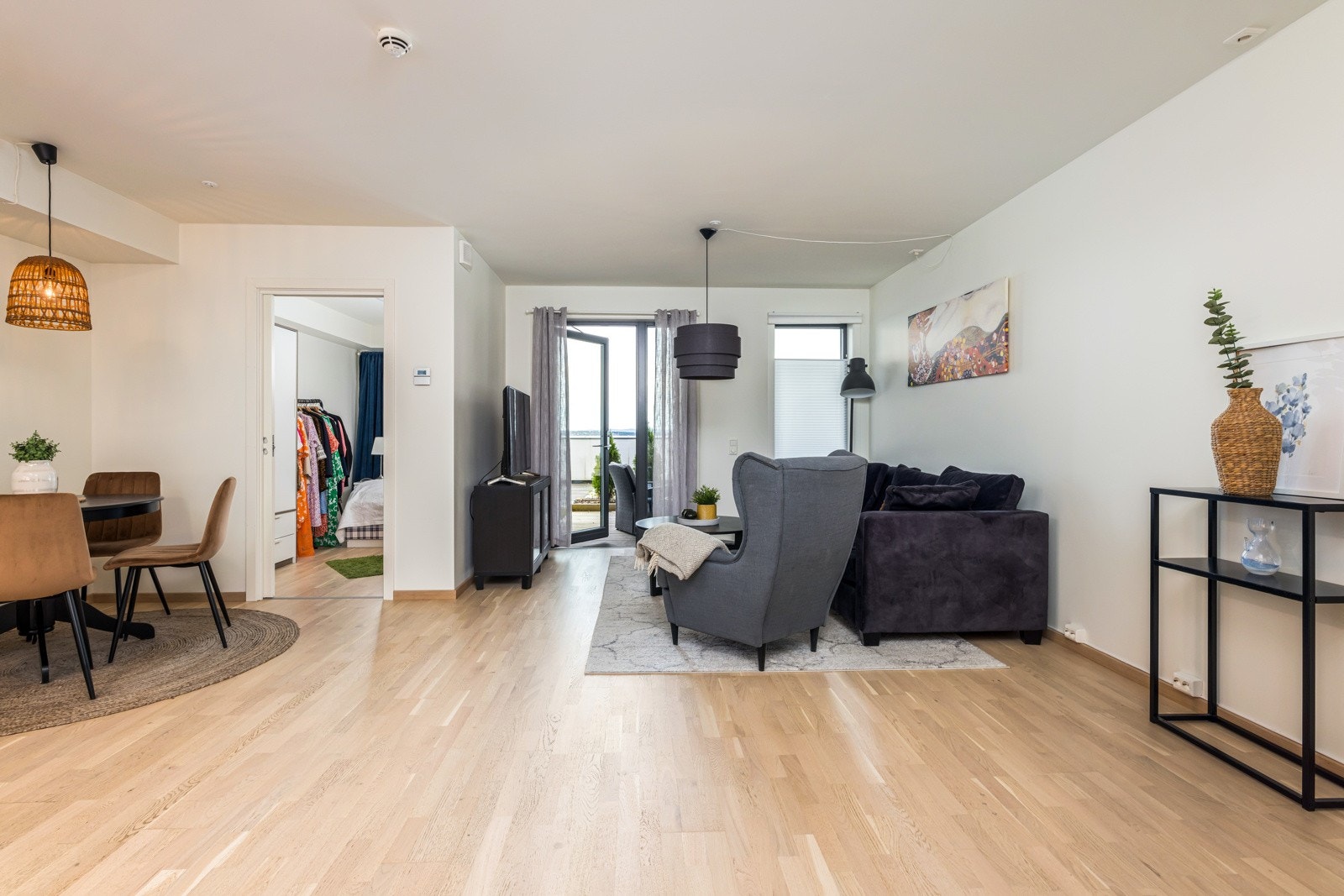 Leiligheten har gjennomgående lyse overflater som gjør at du enkelt kan sette ditt eget preg ved hjelp av møblering & fargesetting. Galleribilde