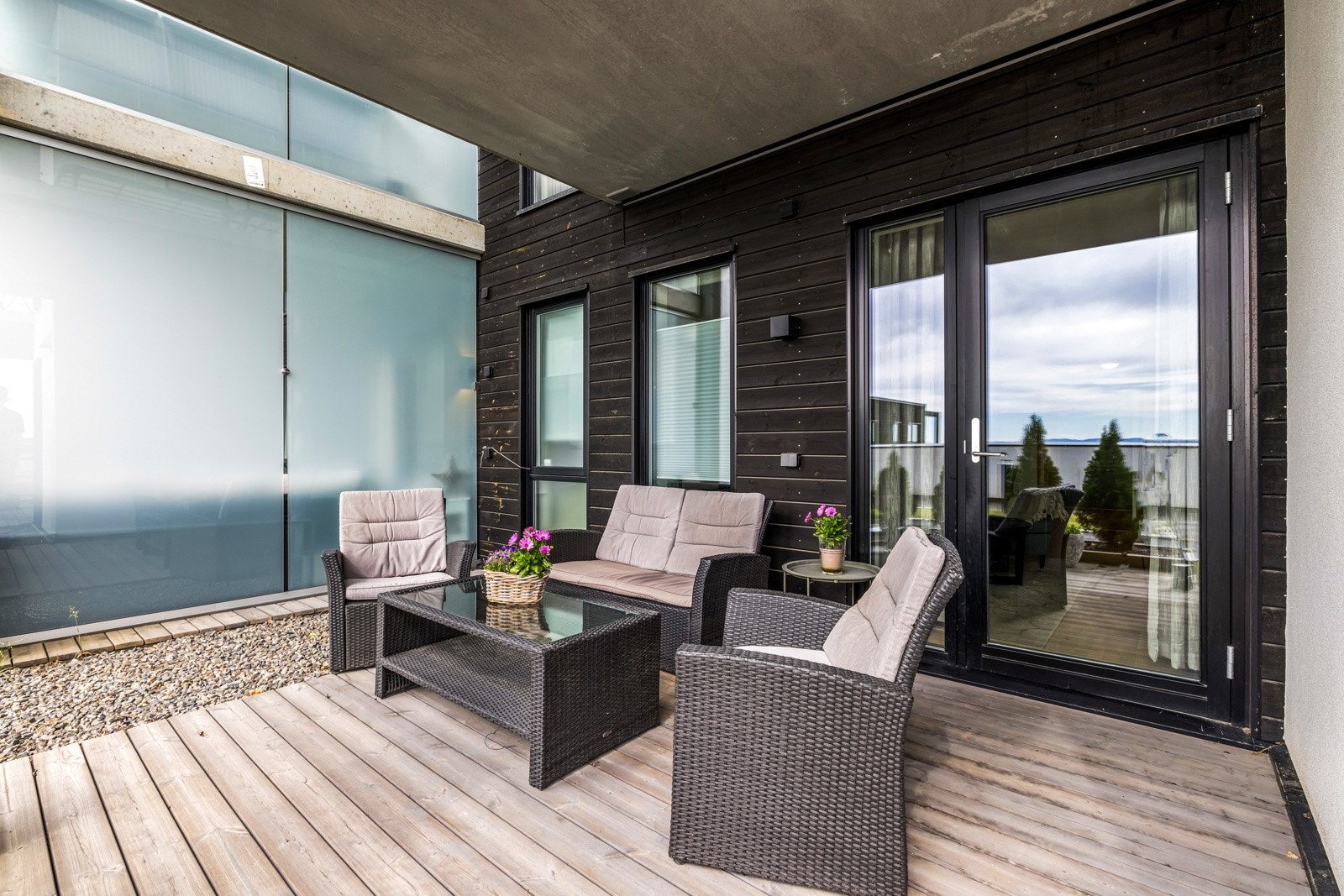 En romslig uteplass hvor du kan kose deg på solfylte dager. Galleribilde