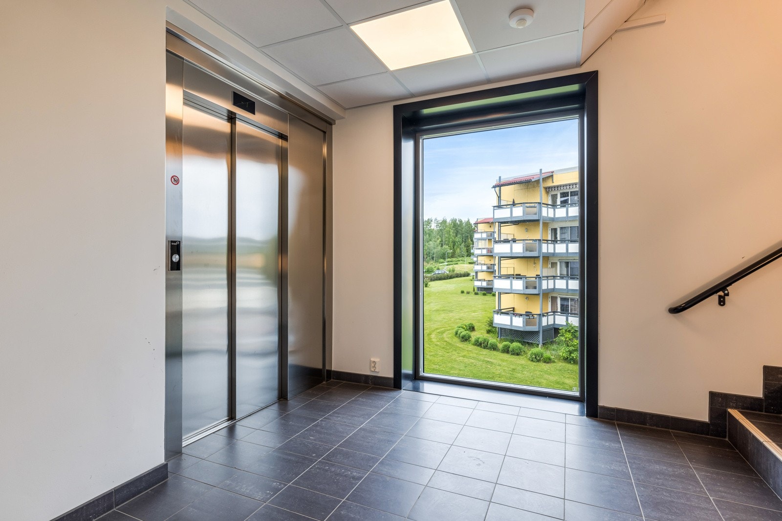 Denne leiligheten som er en del av ''Hellandskollen'', ble oppført i 2019. & holder en gjennomgående fin standard. Galleribilde