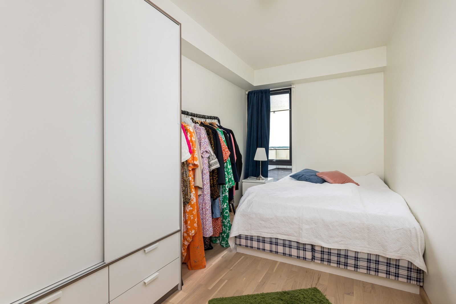 Leiligheten har 1 soverom. Rommet har stort garderobeskap. Galleribilde