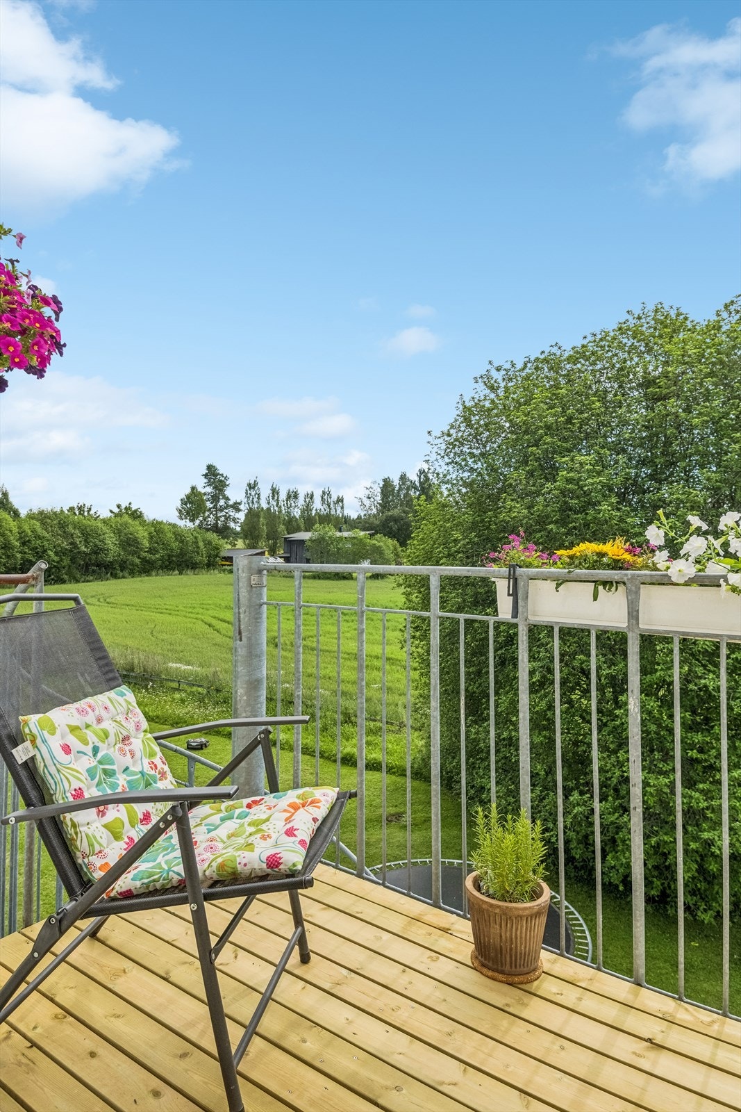 Solrik beliggenhet på balkongen der du kan nyte solstrålene til en glass kaldt. Galleribilde