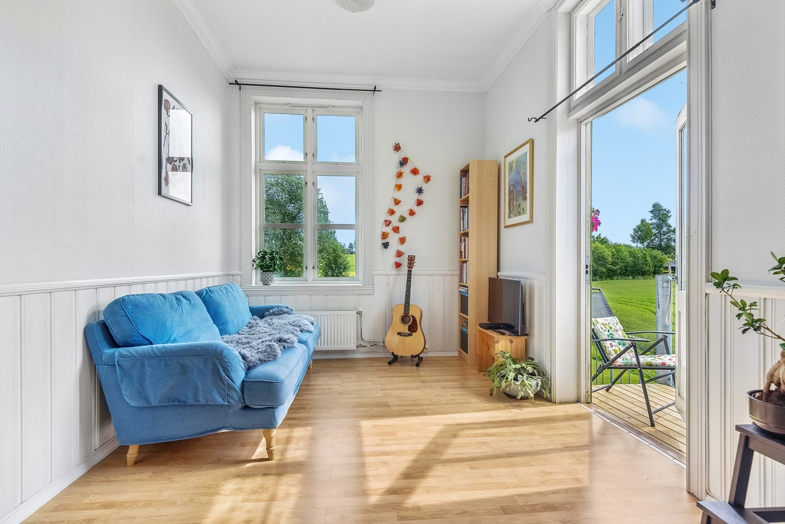En koselig stue med utgang til egen balkong Galleribilde