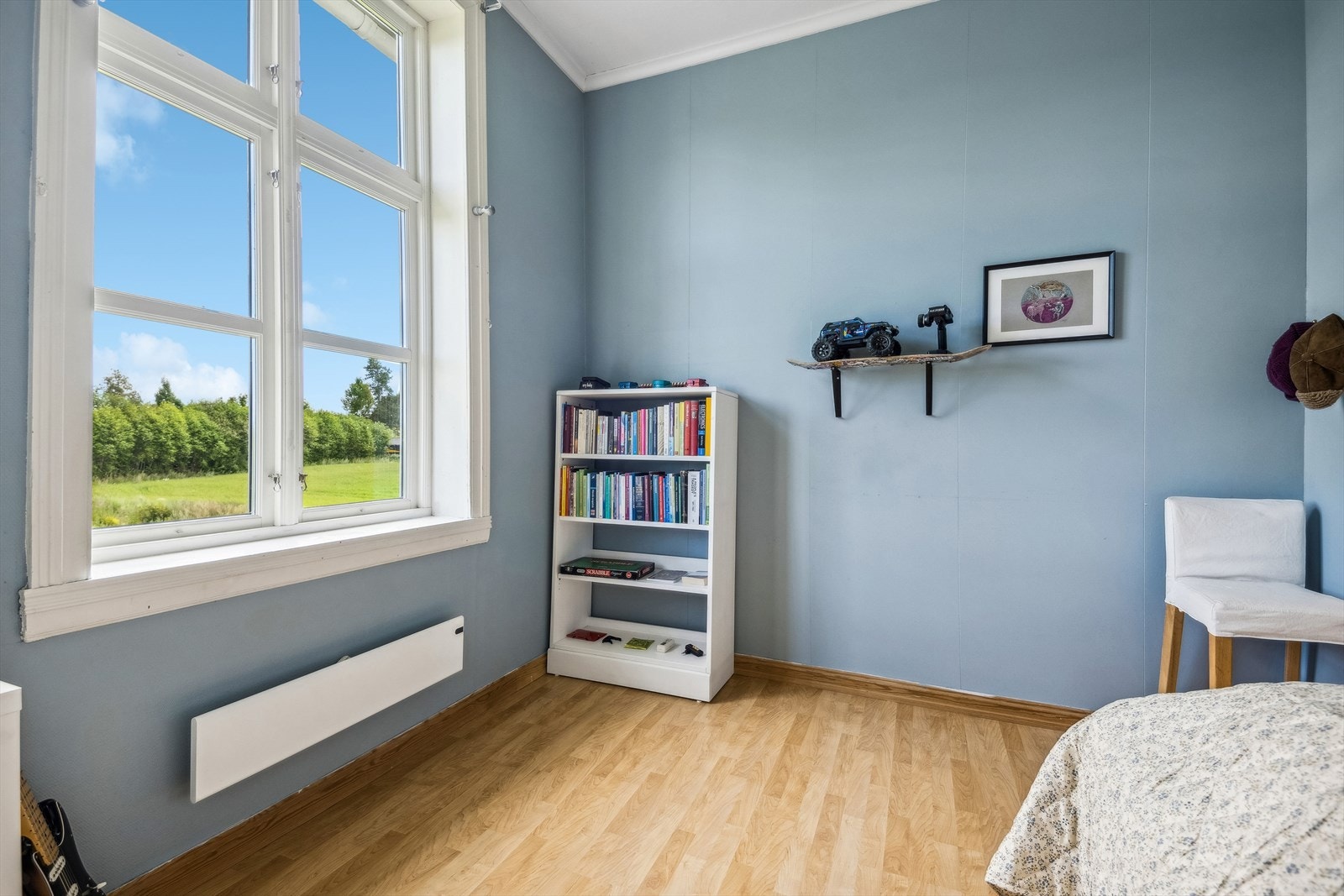 Begge rommene har store vinduer som slipper inn godt med dagslys inn i rommet. Galleribilde