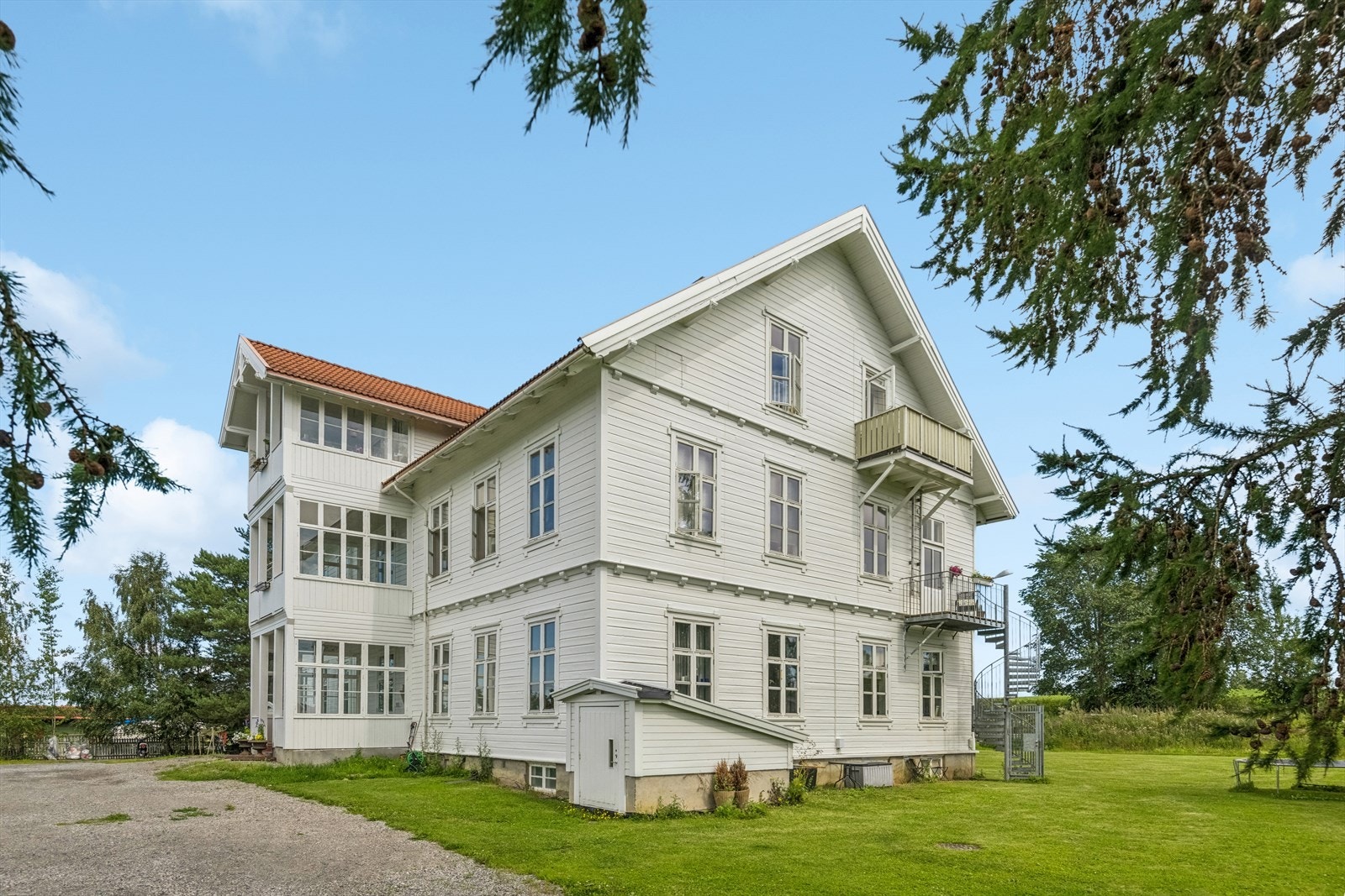 Det er gode parkeringsmuligheter på tomten for beboerne og gjester av beboerne. Galleribilde