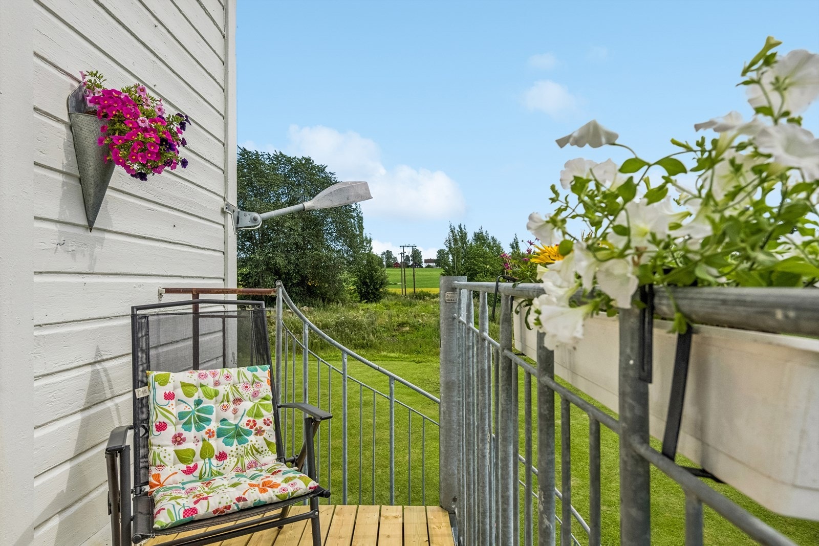 Fra stuen er det utgang til en koselig balkong, det ble lagt nye gulv på balkongen i 2024 (utført av egeninnsats) Galleribilde