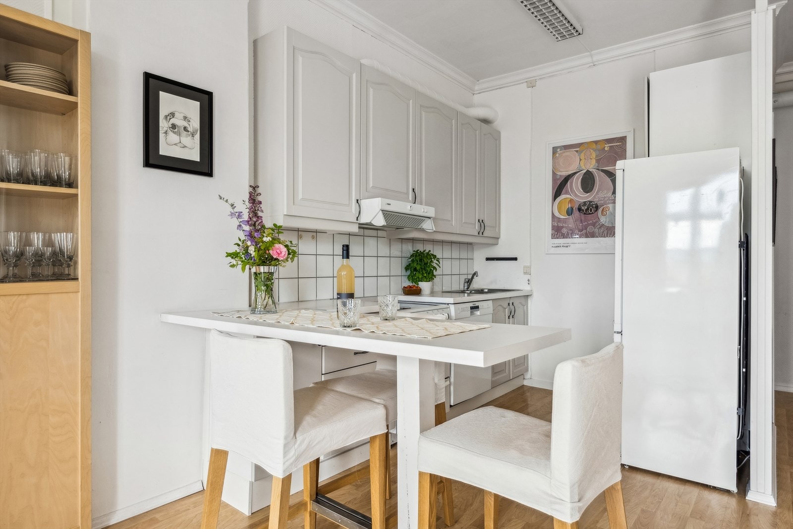 Bussholdeplass fra boligen ligger 100 m unna, til dagligvare er det ca. 6 minutter med bil og til Hamar sentrum for bredere utvalg er det ca. 12 minutter med bil. Galleribilde