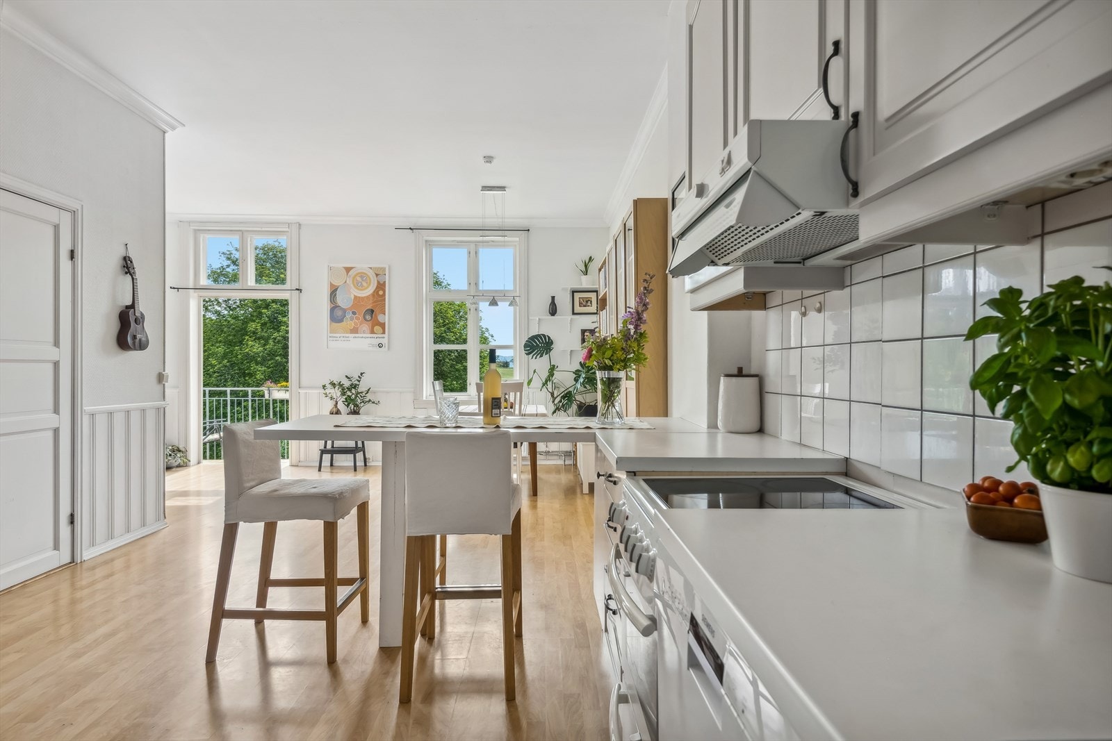 Herlig åpen stue-kjøkken-løsning som gjør rommet til et sosialt oppholdsrom. Galleribilde