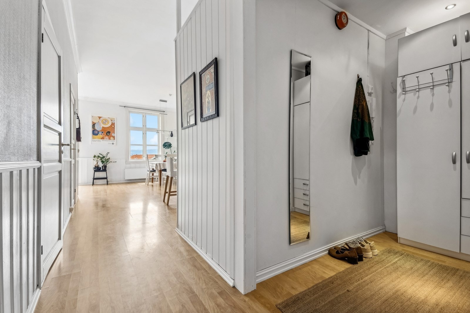 Du kommer inn i en romlig og lys gang, garderoben har god plass til å henge fra seg ytterklærne Galleribilde