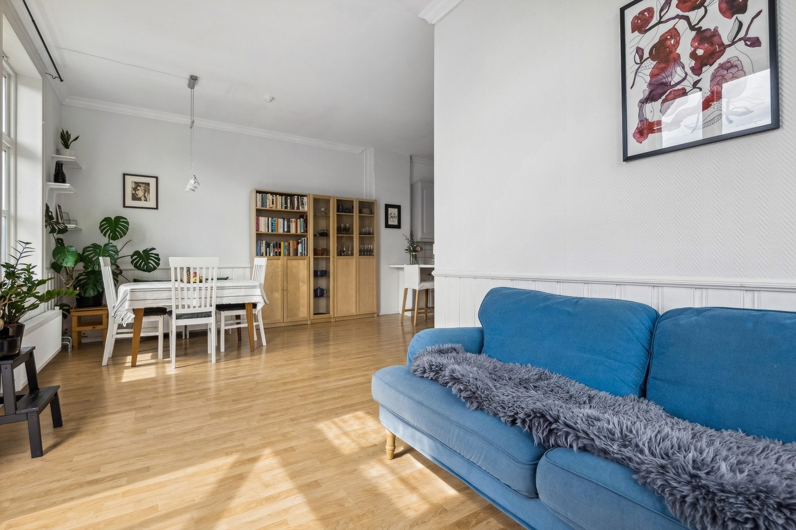 Stuen har god plass til flere møbleringssoner, sofagruppe og spisebord etter behov og ønske. Galleribilde