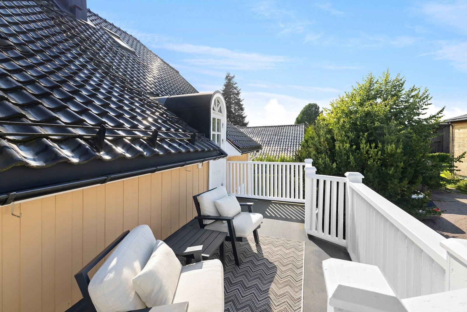 Nordvestvendt balkong over inngangspartiet Galleribilde