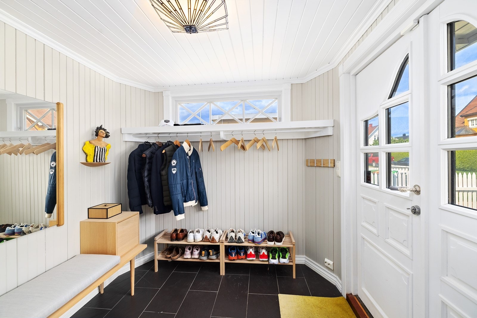 Fra innbydende, overbygget inngangsparti kommer man inn til en romslig flislagt hall med god garderobeplass Galleribilde