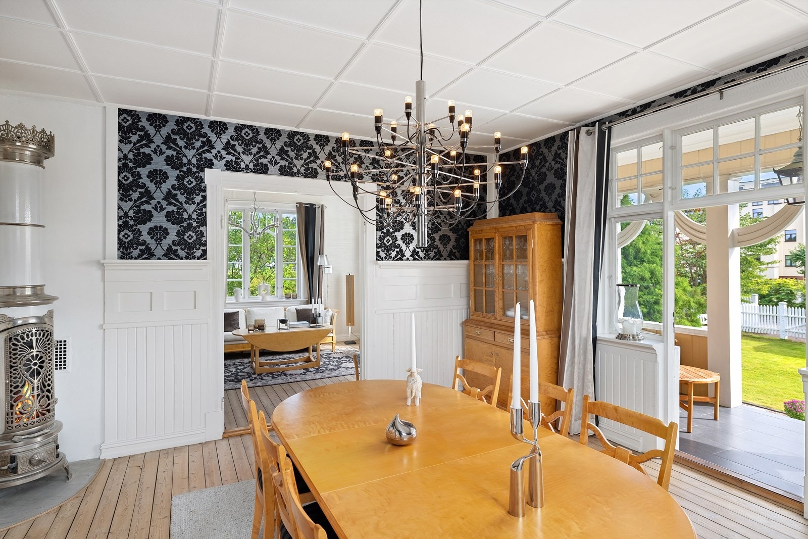 Fra spisestuen er det utgang til lun, overbygget veranda med videre nedgang til hageområdet Galleribilde