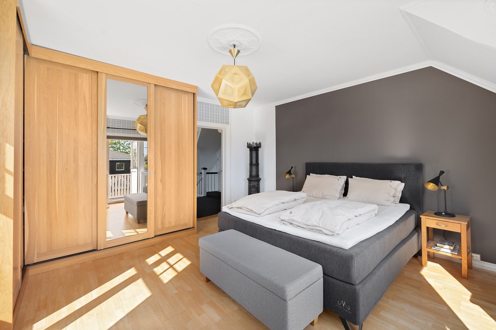 Master bedroom med stor garderobe i vinkel Galleribilde