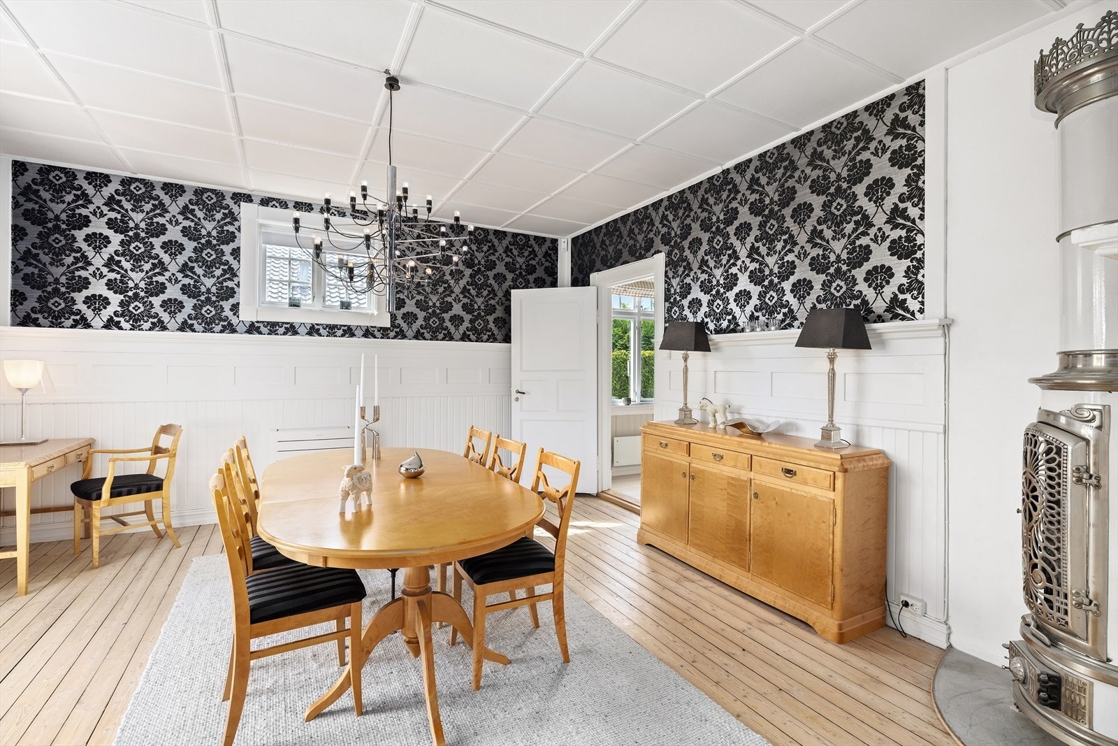 Spisestuen er praktisk plassert mellom stuen og kjøkkenet og fremstår som et sosialt allrom Galleribilde