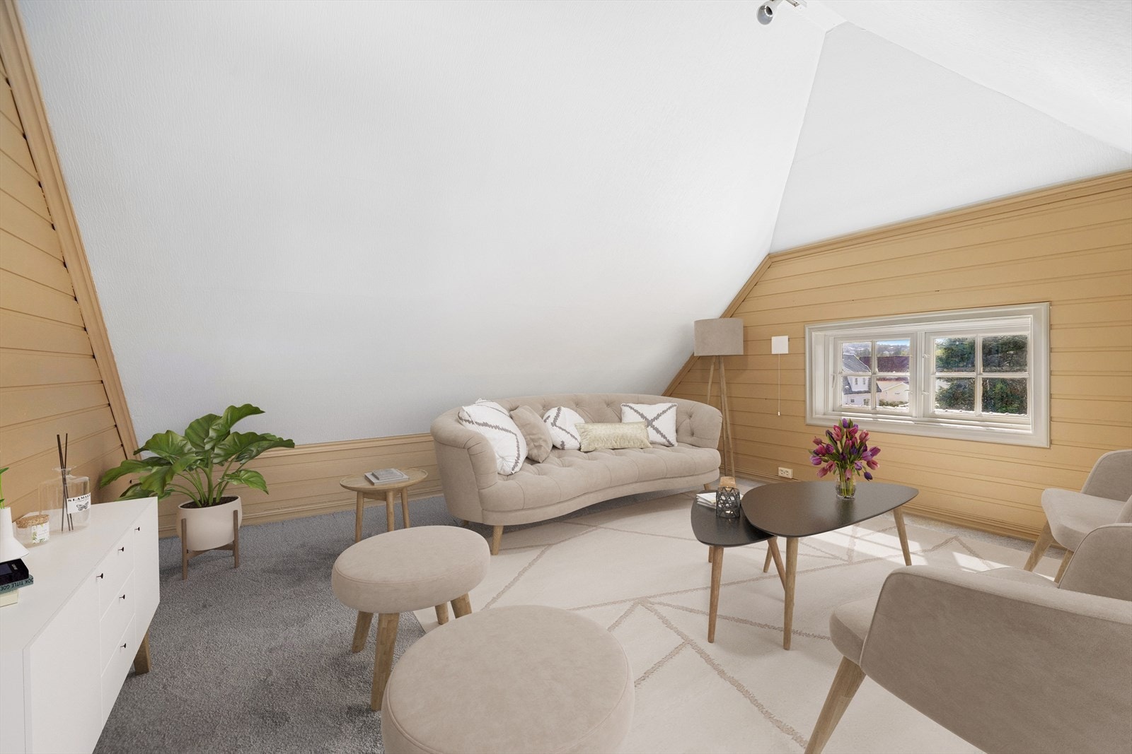 Loftetasjen er i dag innredet med stue som blir benyttet som tv-stue/ungdomsrom. Rommet er ikke godkjent for varig opphold. Fra loftstuen er det adkomst til stort loftsrom med meget god oppbevaringsplass Galleribilde