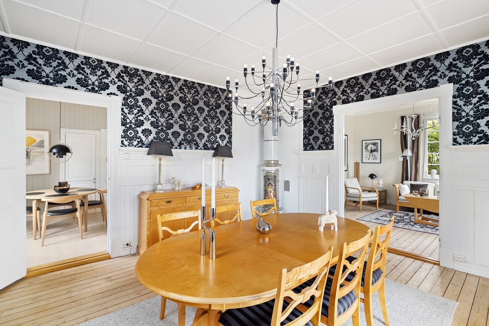 Fra spisestuen er det inngang til kjøkkenet Galleribilde