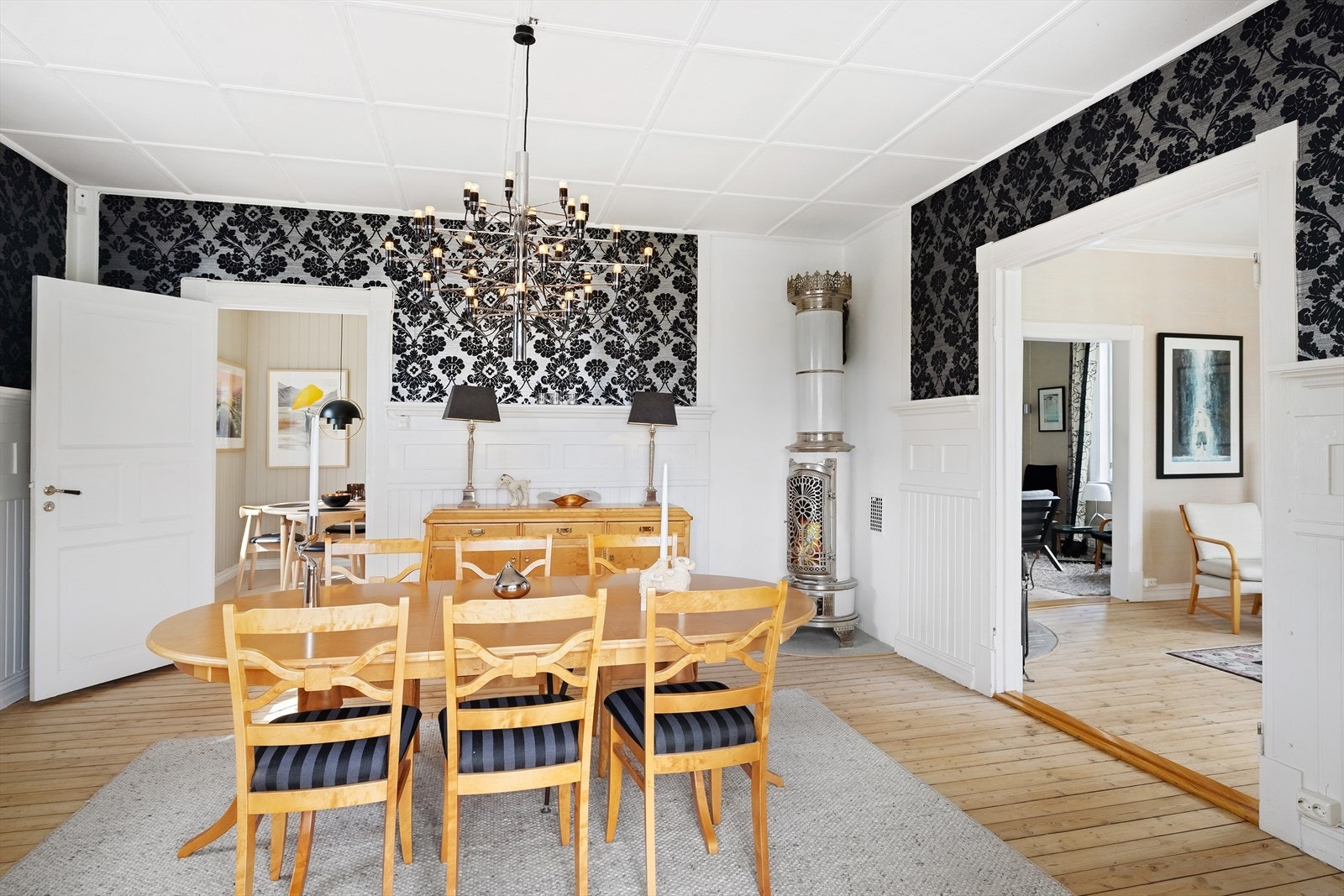 Det er god plass til langbord i spisestuen Galleribilde