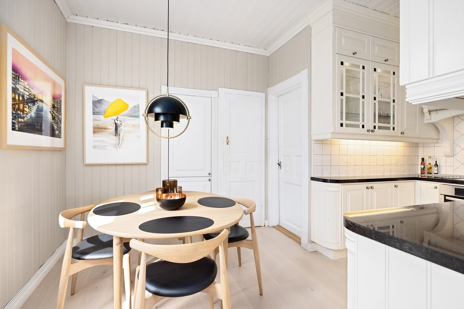 Meget innbydende kjøkken med hyggelig spiseplass Galleribilde