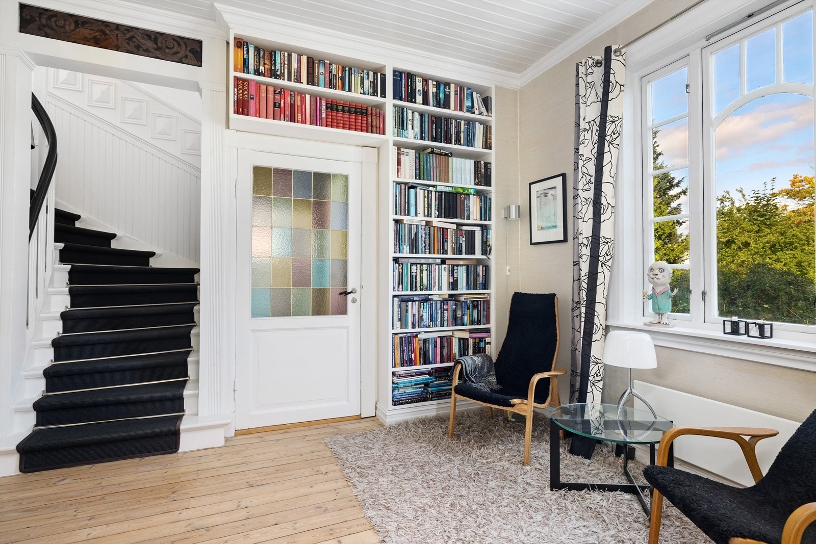 Forstuen er innredet med bibliotek og hyggelig sitteplass Galleribilde