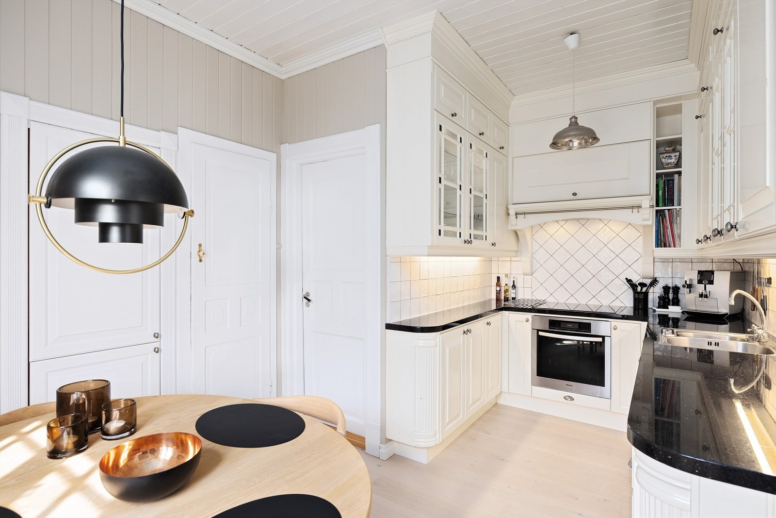 Plassbygget kjøkkeninnredning (herregårdskjøkken) fra Drømmekjøkkenet Galleribilde