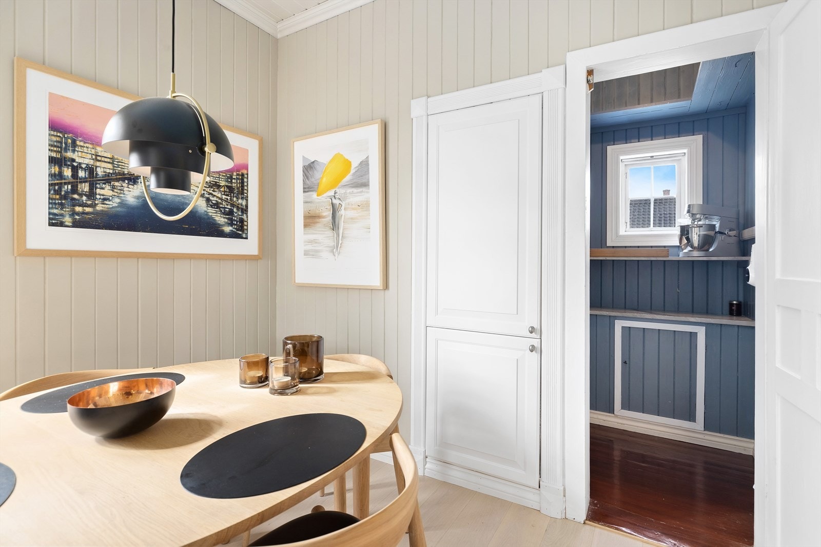 I tilknytning til kjøkkenet er det inngang til praktisk, originalt spiskammer med god oppbevaringsplass Galleribilde