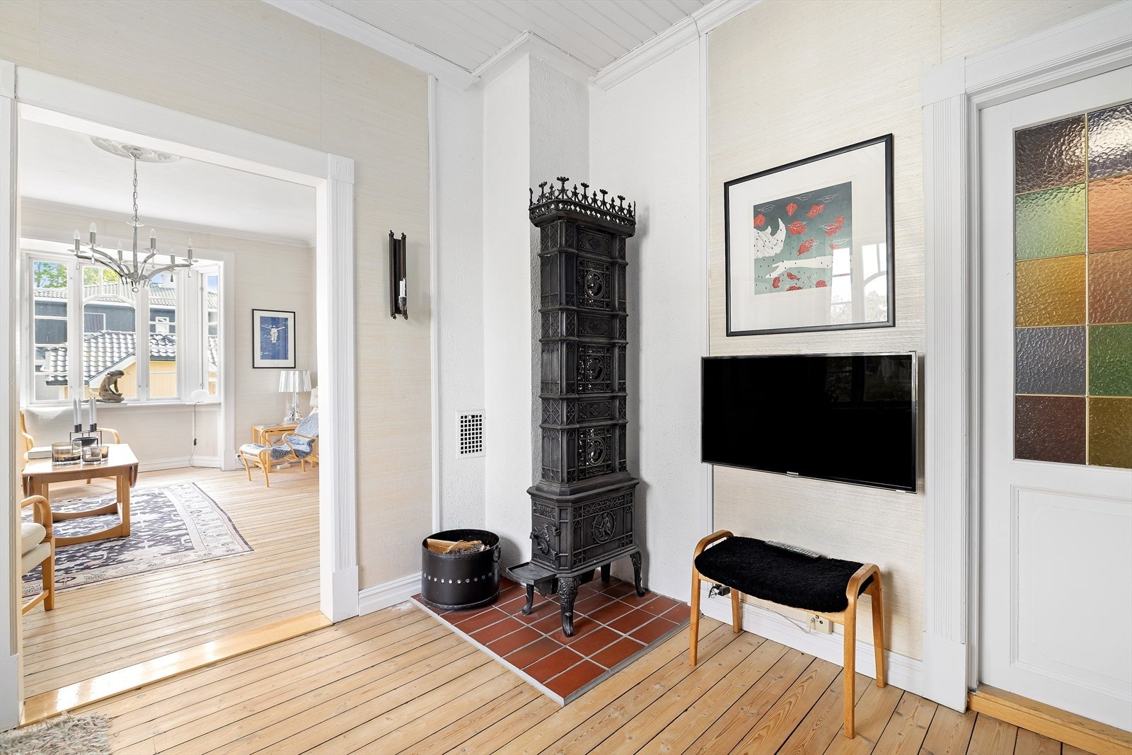 I bibliotek er det en vakker etasjeovn som gir god varme til denne boligen Galleribilde