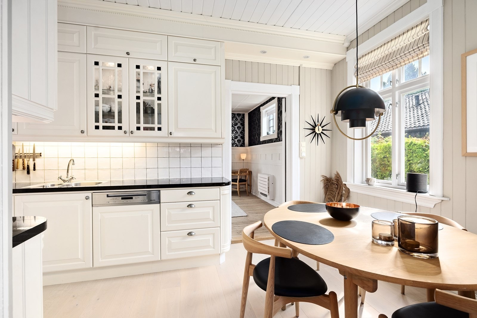 Integrerte hvitevarer som medfølger: platetopp, stekeovn, kjøl/frys og oppvaskmaskin Galleribilde