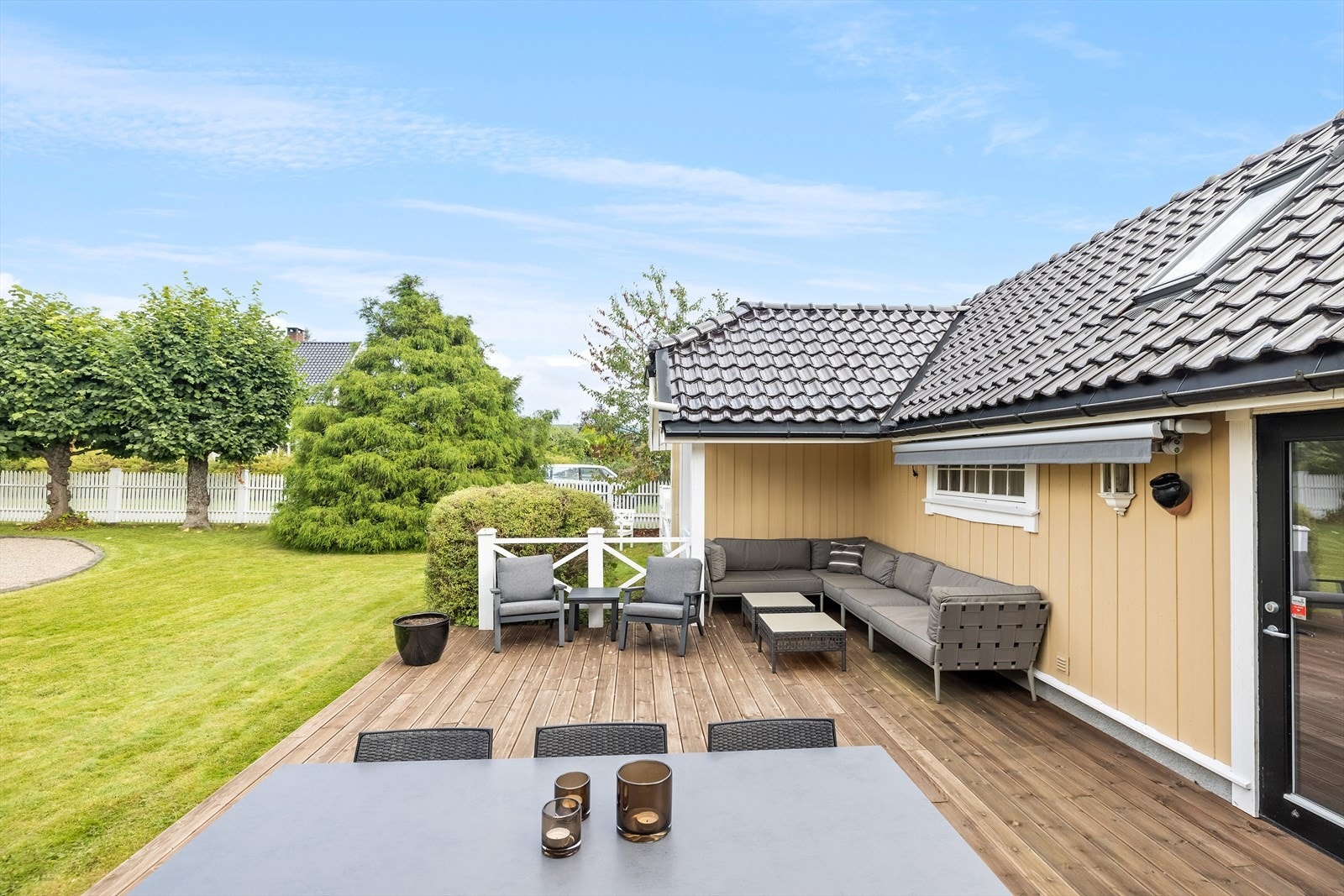 Fra terrasse er det inngang til atelier/treningsrom/kontor Galleribilde