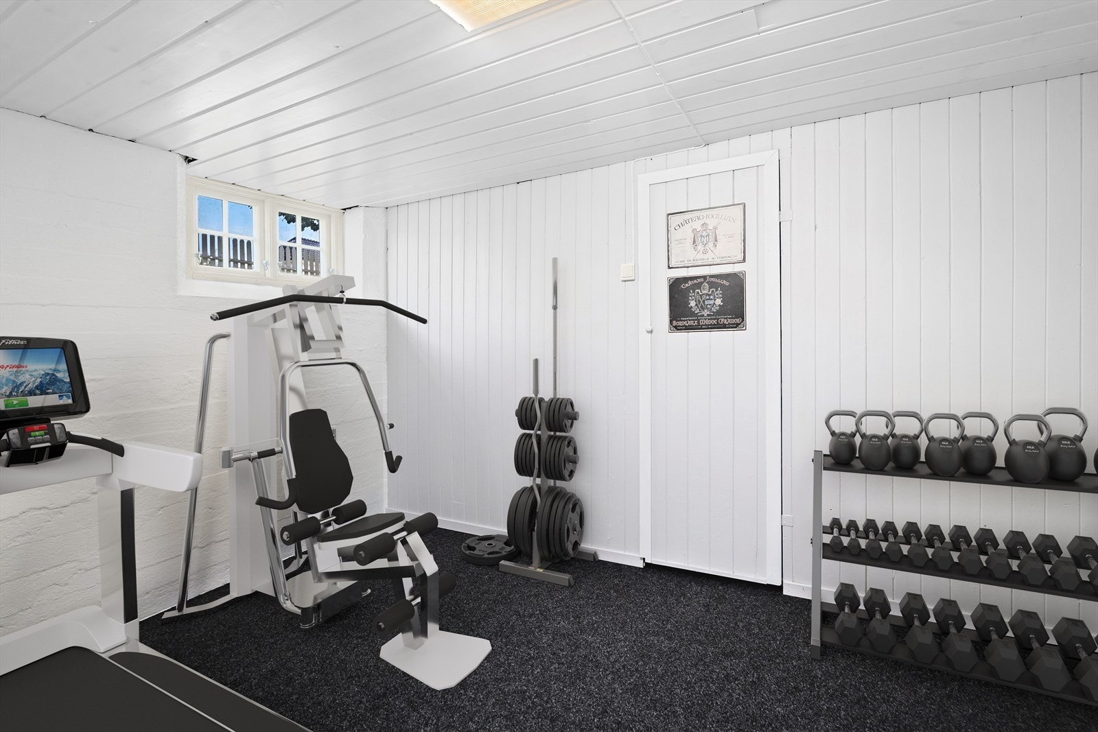 Kjellerrom er benyttet som treningsrom - fra dette rommet er det inngang til vinkjeller Galleribilde
