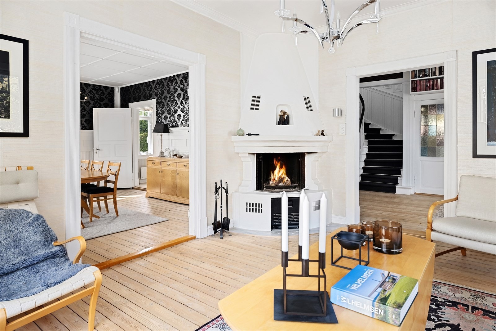 Oppmurt peis med innsats gir god varme til boligens hovedetasje i tillegg til varmepumpe i spisestuen Galleribilde