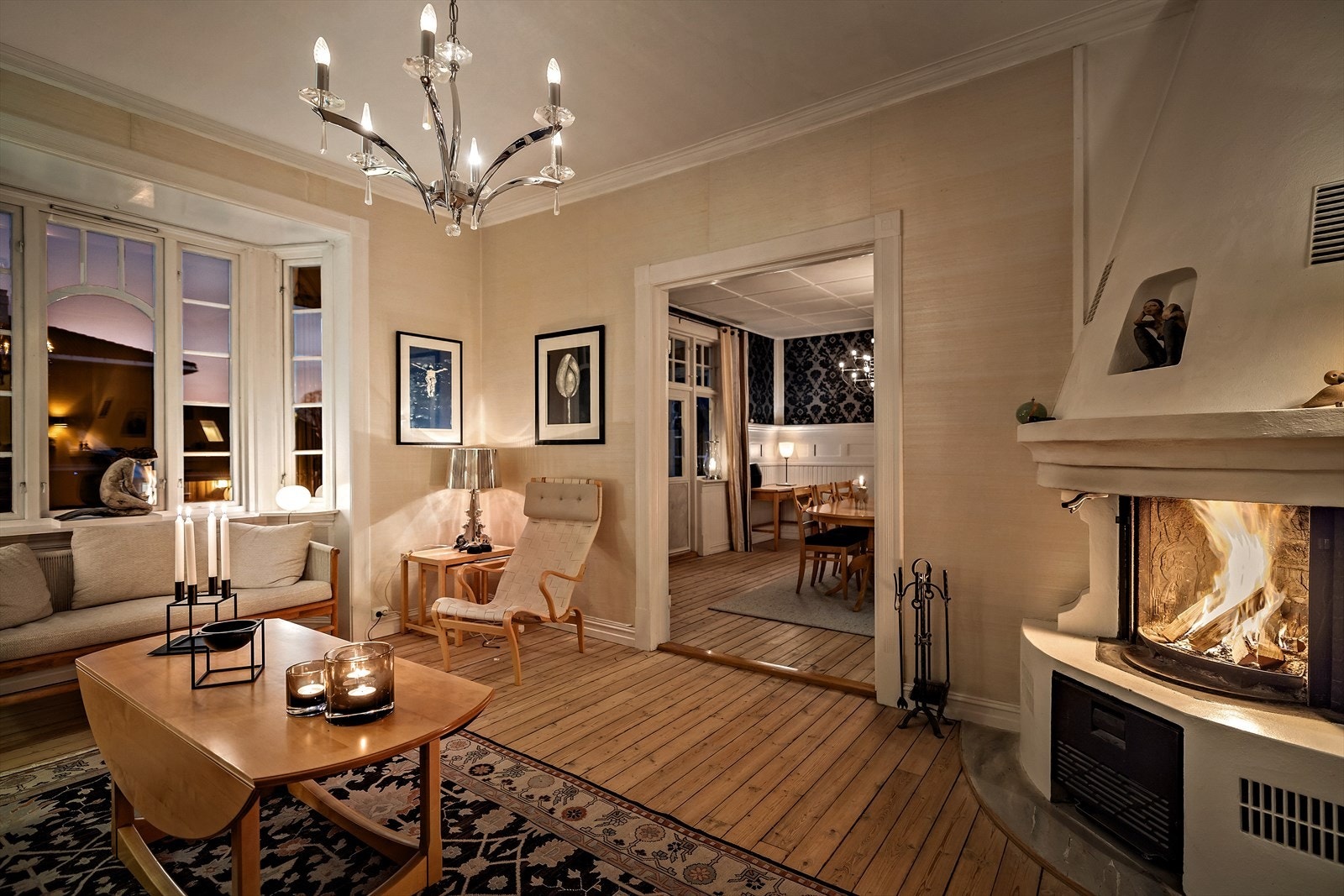 Hyggelig atmosfære på kveldstid i boligen. Galleribilde