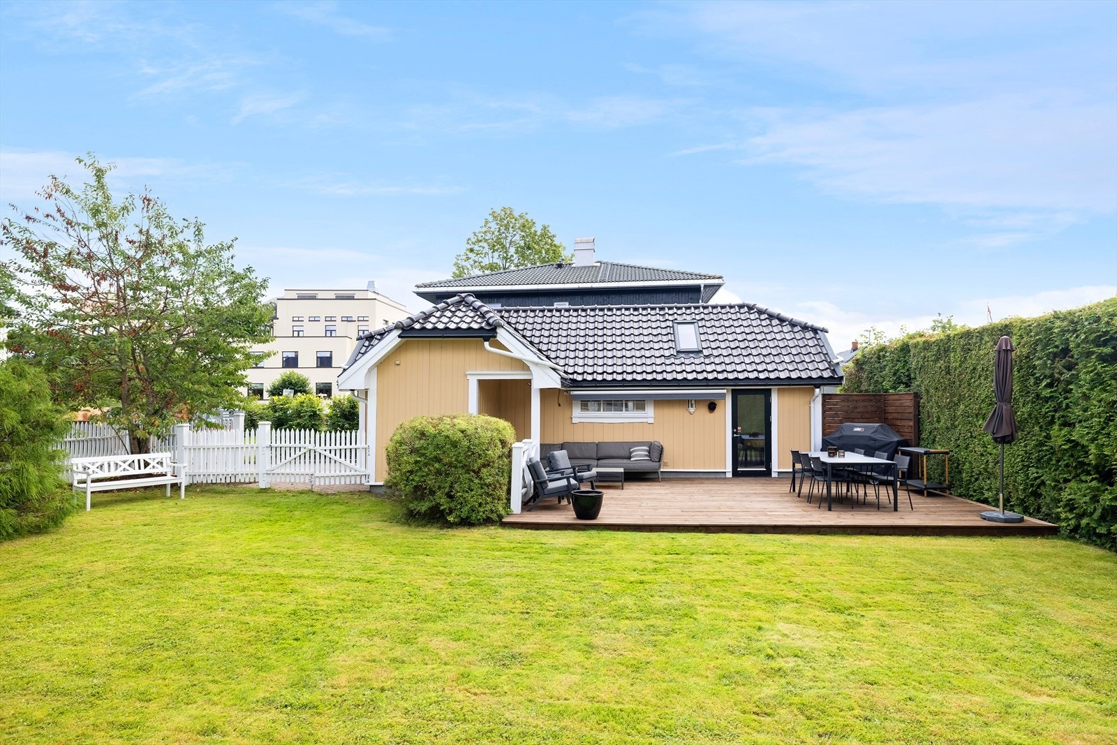 I bakkant av garasje er det tilbygget atelier/kontor/treningsrom på 15 kvm Galleribilde