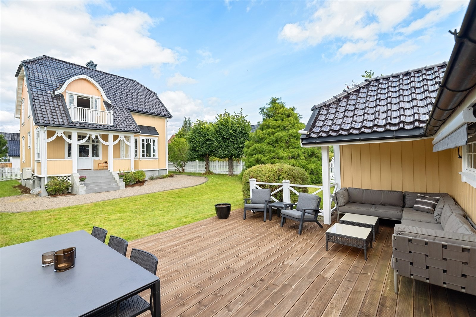 Plan og velstelt tomt, meget pent og parkmessig opparbeidet Galleribilde