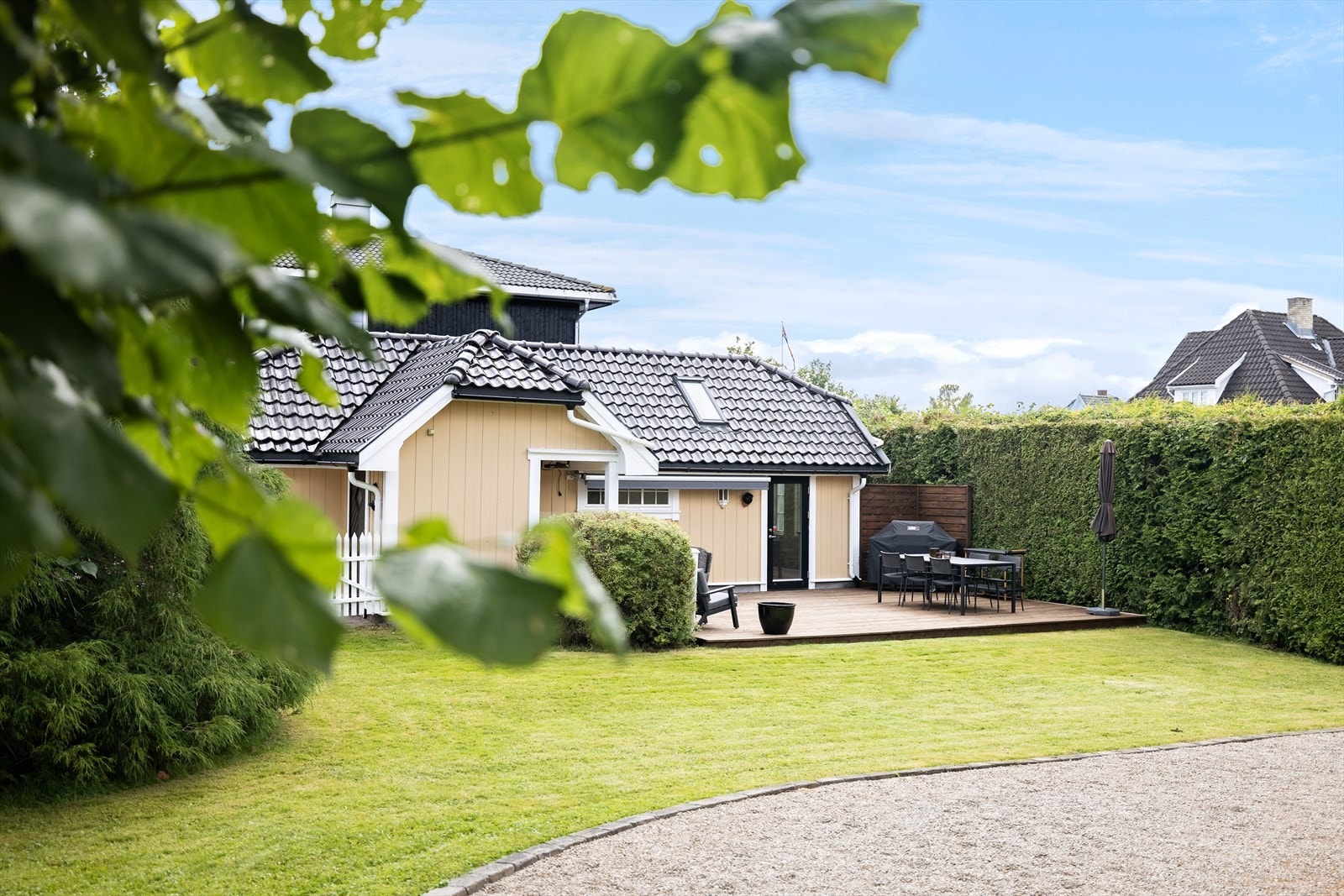 Det er anlagt en stor terrasse ved garasjen med plass til sittegrupper Galleribilde
