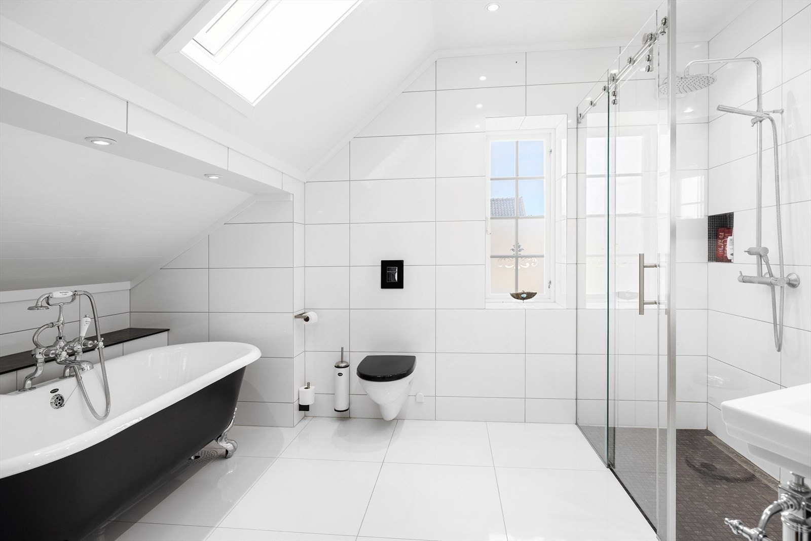 Lekkert helfliset baderom med varmekabler i gulv - badekar og dusjhjørne - renovert 2016 Galleribilde