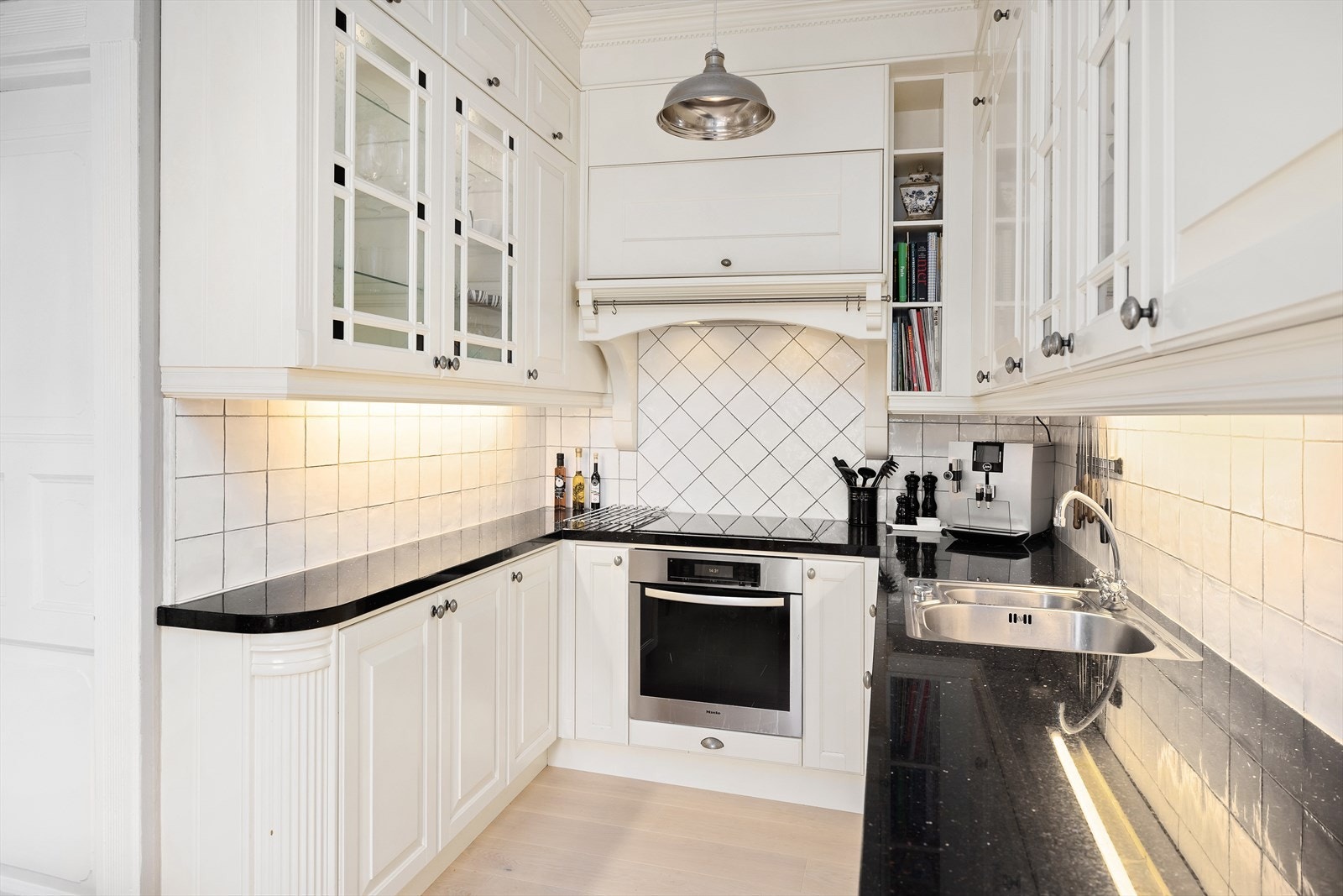 Innredningen har overskap til tak samt bred belistning og stilfulle detaljer Galleribilde