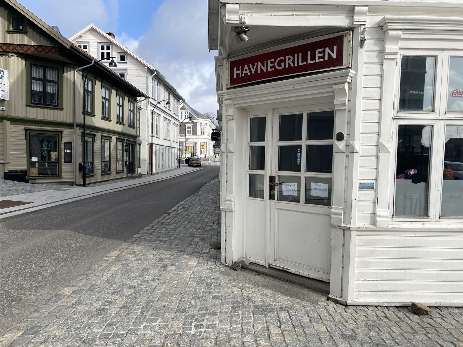 Eiendommen holder generelt sett en moderne standard. 1. etasje ble renovert i 2018 i forbindelse med utleie. Galleribilde