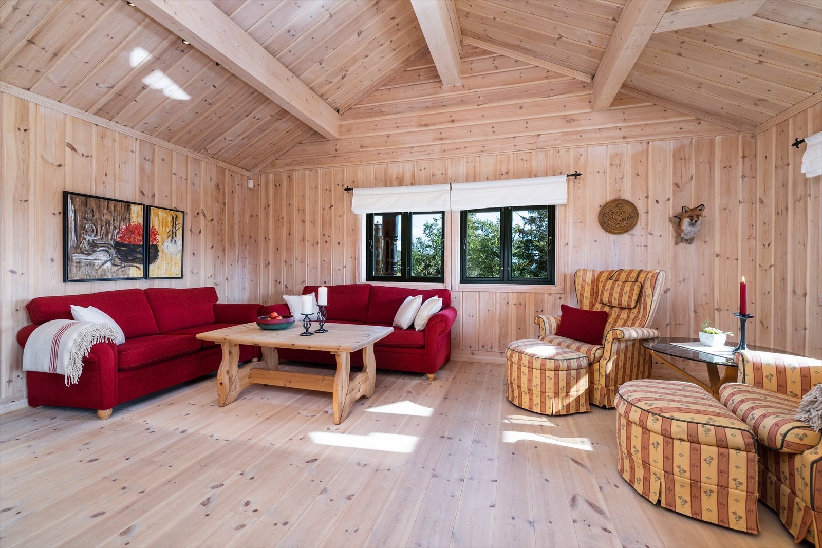 Det er godt med naturlig dagslys fra store vindusflater og utgang til terrasse. Galleribilde