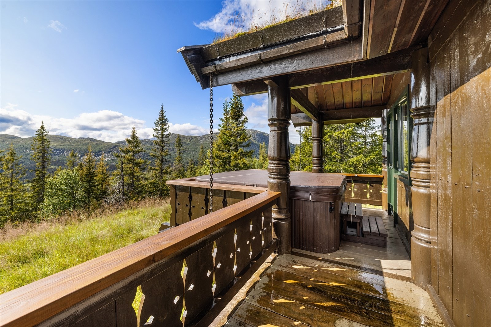 På terrassen er det også installert en jacuzzi hvor man kan nyte den flotte utsikten etter en lang dag i fjellet. Galleribilde