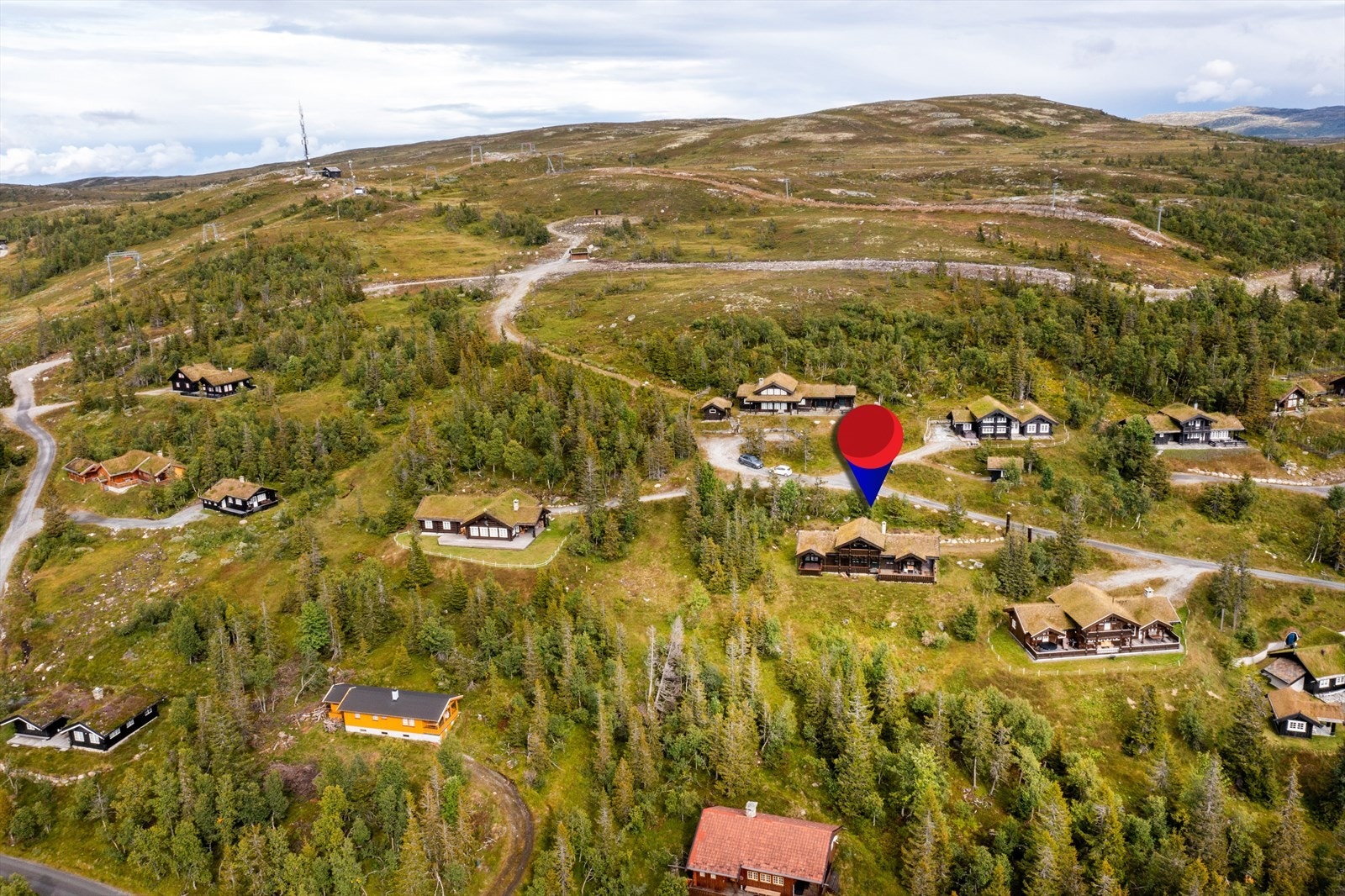 Hytta ligger ca. 968 moh, med flotte turmuligheter, sommer som vinter, like utenfor døren. Galleribilde