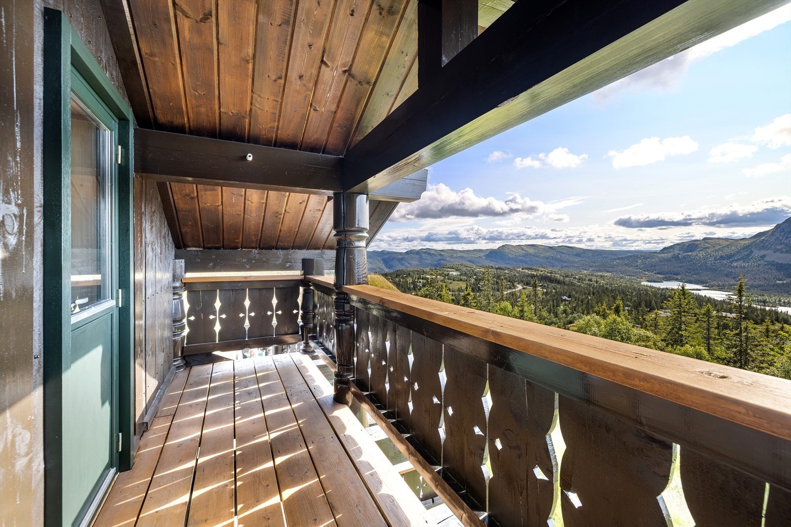 I loftetasjen har man også utgang til en overbygget balkong med vidstrakt utsikt over omkringliggende fjellområder. Galleribilde