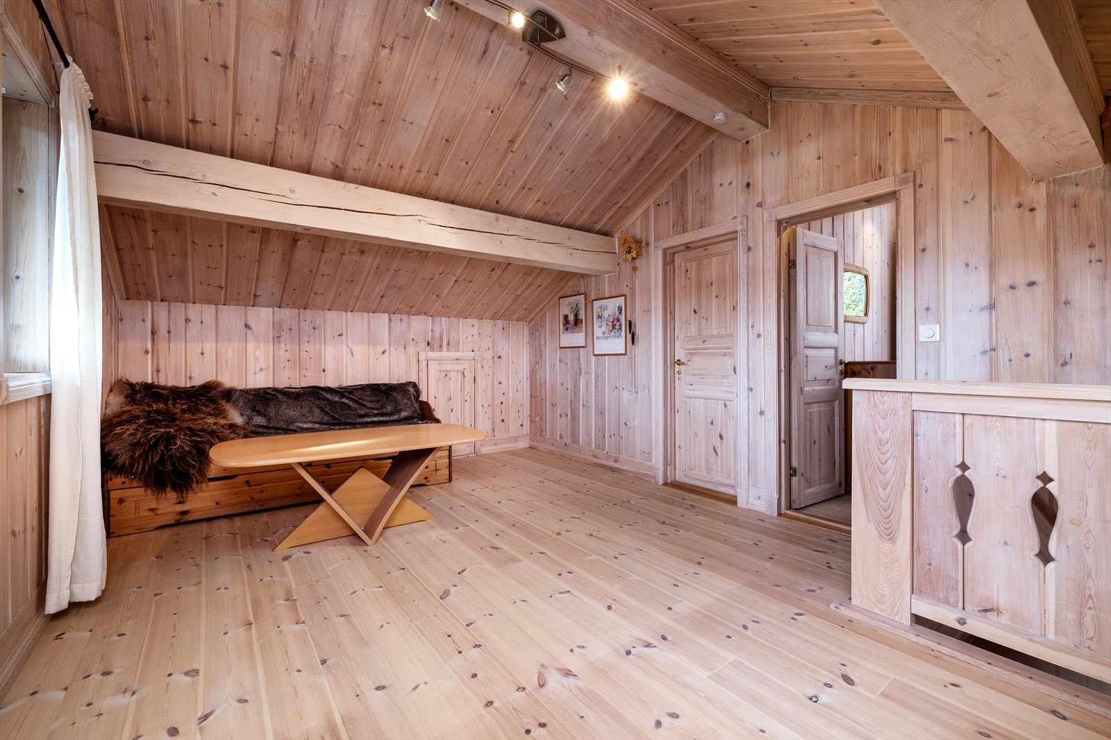 Et perfekt sted for en ekstra tv-stue eller boltreplass for barna/ungdommen i familien. Galleribilde