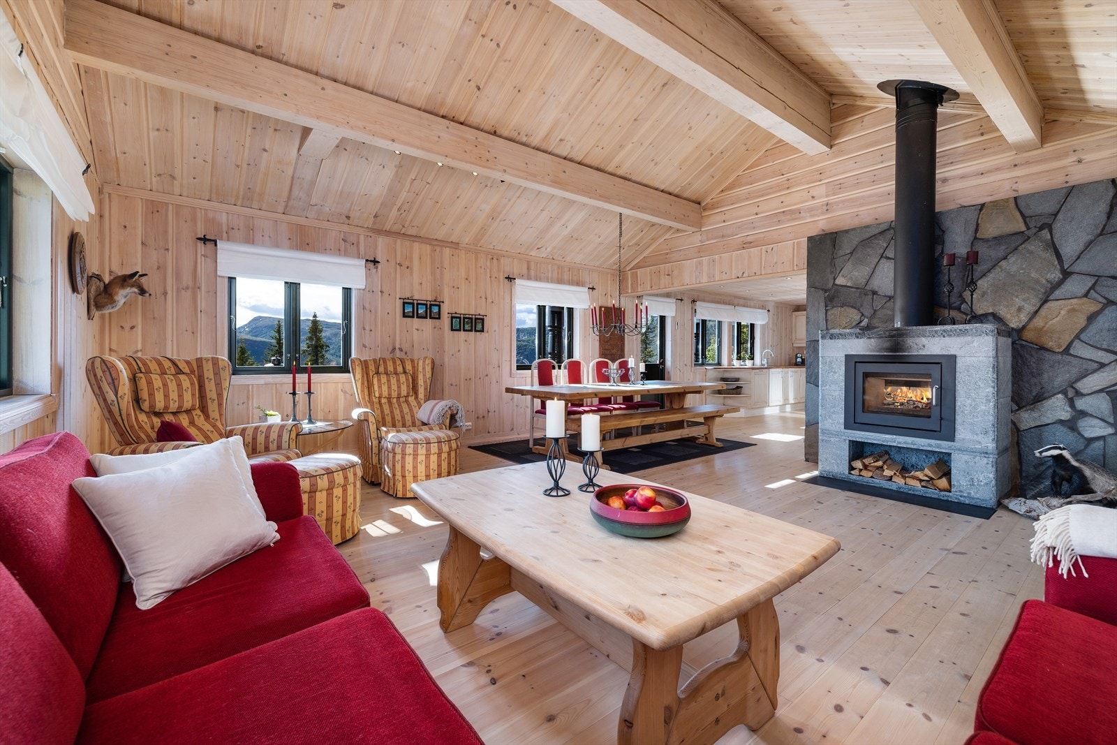 Hytta har en åpen stue- og kjøkkenløsning med gode møbleringsmuligheter av ulike soner. Galleribilde