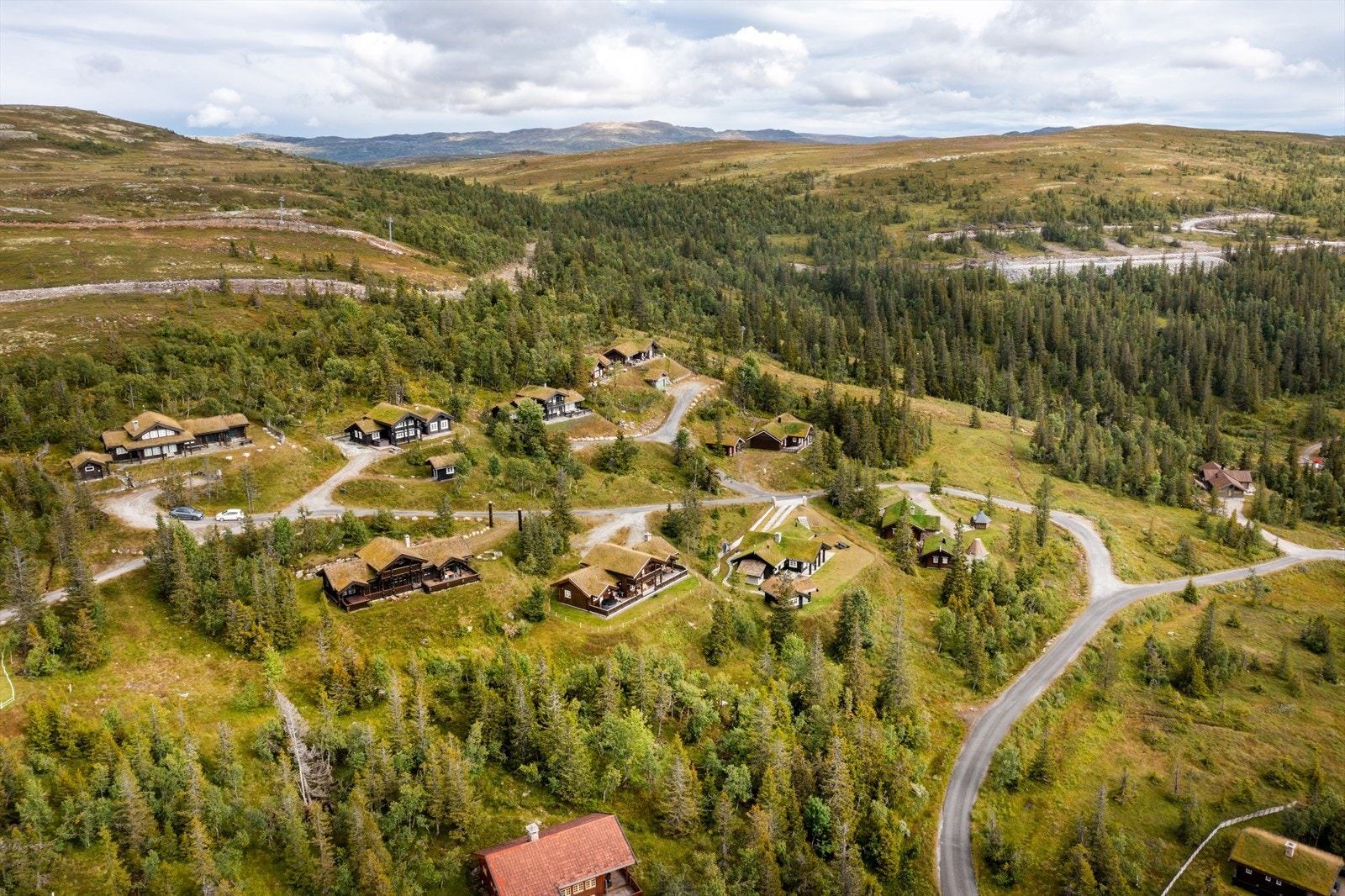 En kort spasertur til Haglebu Fjellstue med matservering, og arrangementer som konserter, quiz, påskelunsj, julebord, rakfiskkvelder osv. Galleribilde
